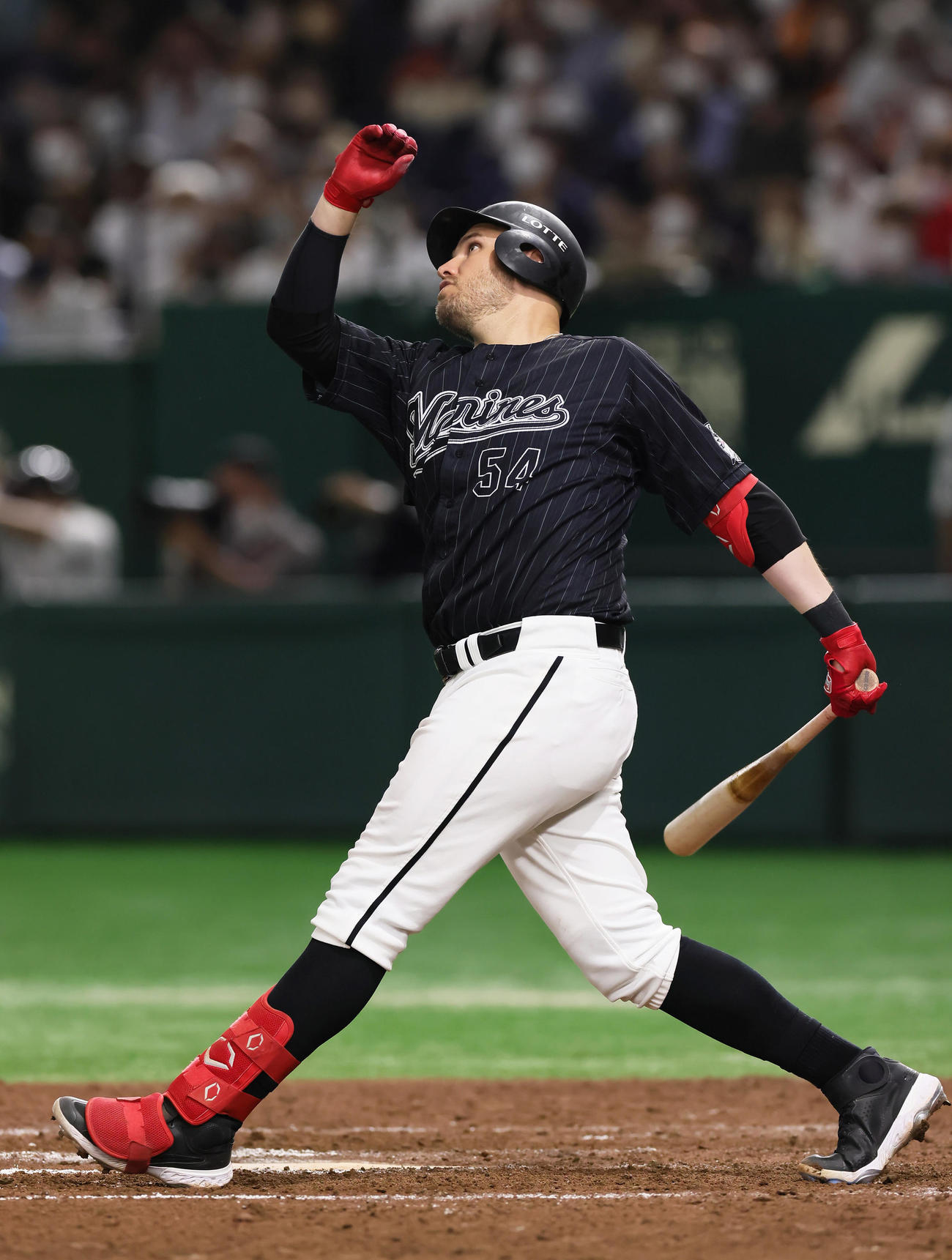 巨人対ロッテ　8回表ロッテ2死一、二塁、レアードは3点本塁打を放つ（撮影・足立雅史）