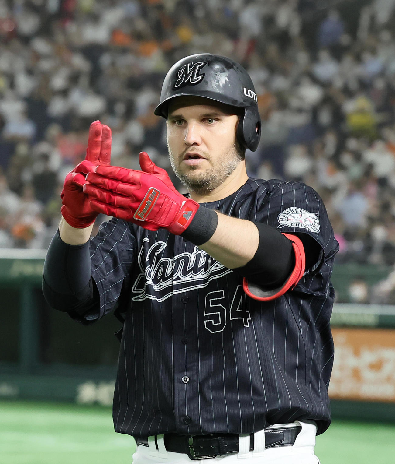 巨人対ロッテ　8回表ロッテ2死一、二塁、レアードは3点本塁打を放ちスシポーズを決める（撮影・足立雅史）