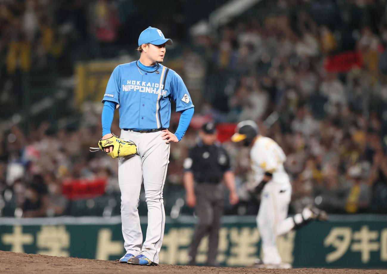 阪神対日本ハム　8回裏阪神1死、堀（手前）は大山に左越え本塁打を被弾する（撮影・上山淳一）