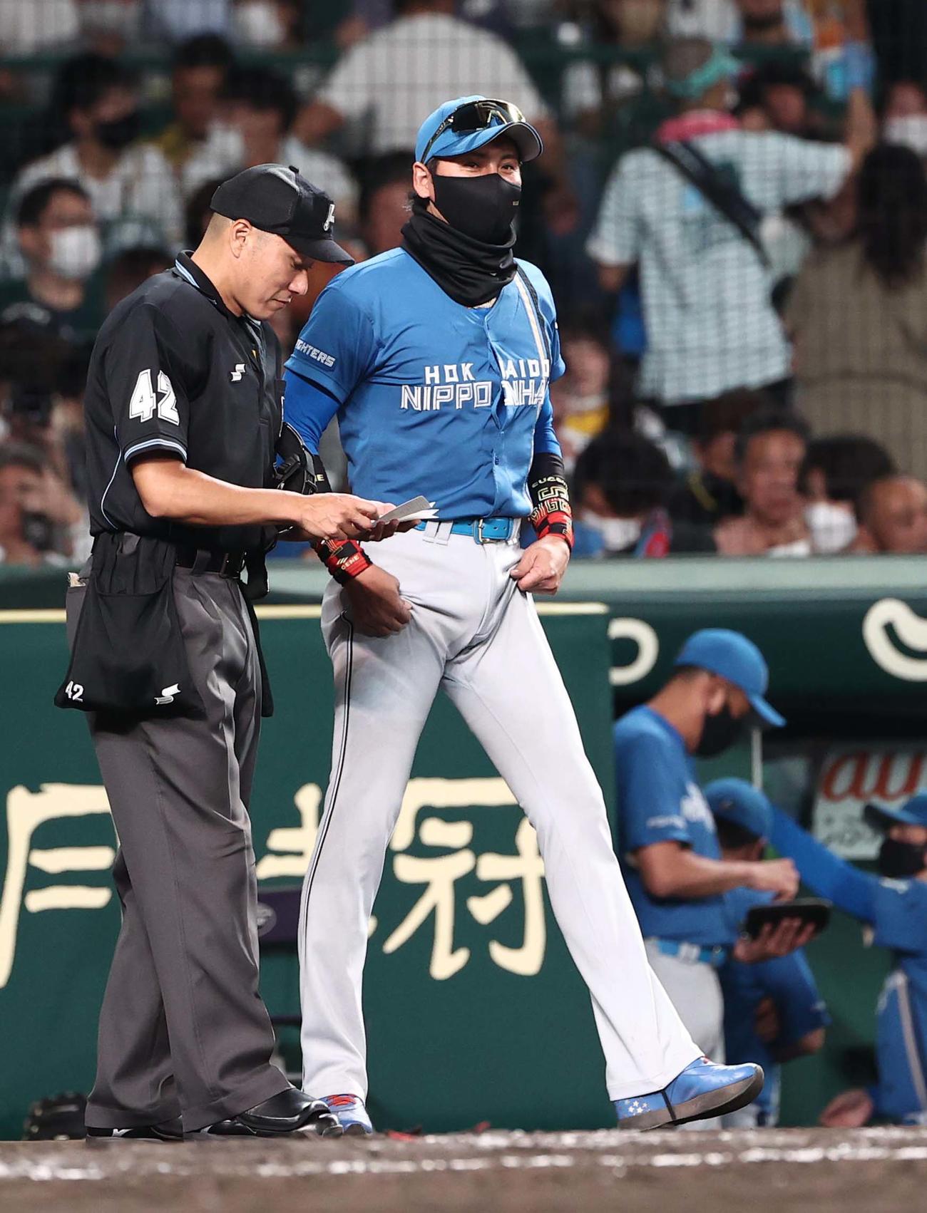 阪神対日本ハム　選手交代を告げる新庄監督（撮影・上田博志）