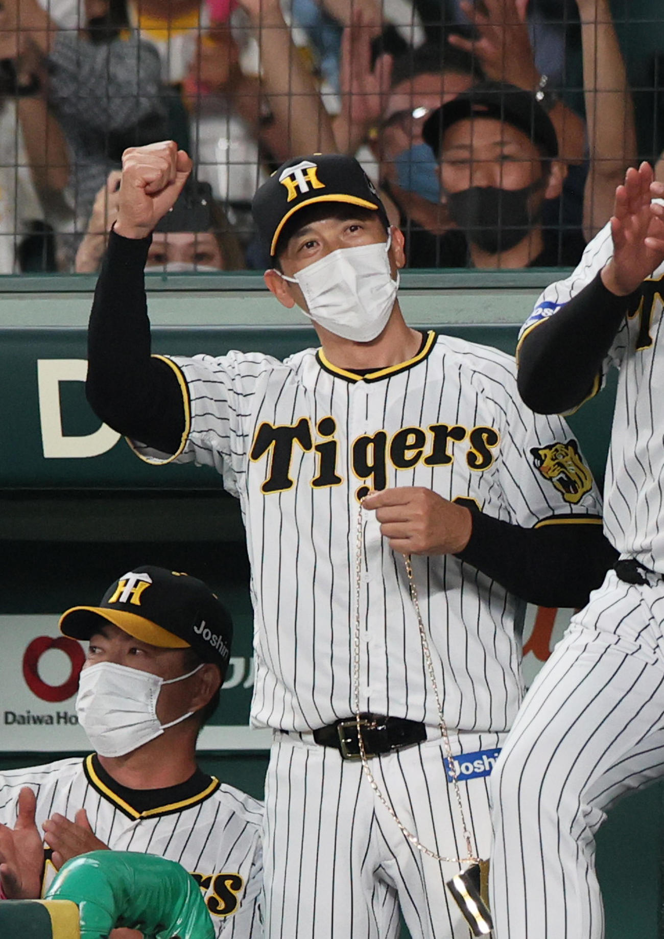 阪神対日本ハム　8回裏阪神1死、矢野監督は左越え本塁打を放った大山をガッツポーズで出迎える（撮影・上山淳一）