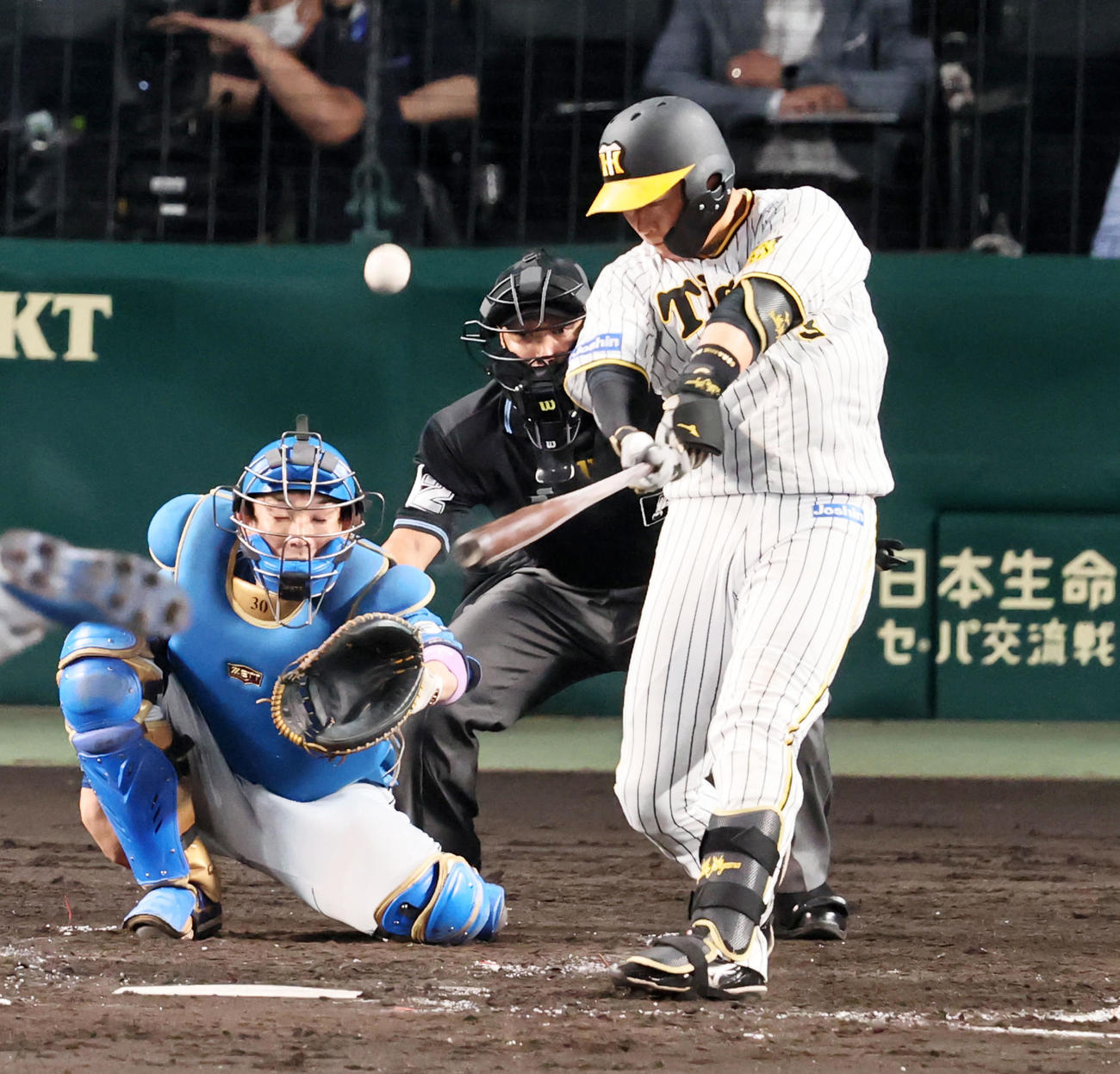 阪神対日本ハム　4回裏阪神1死、大山は2打席連続本塁打を放つ（撮影・加藤哉）