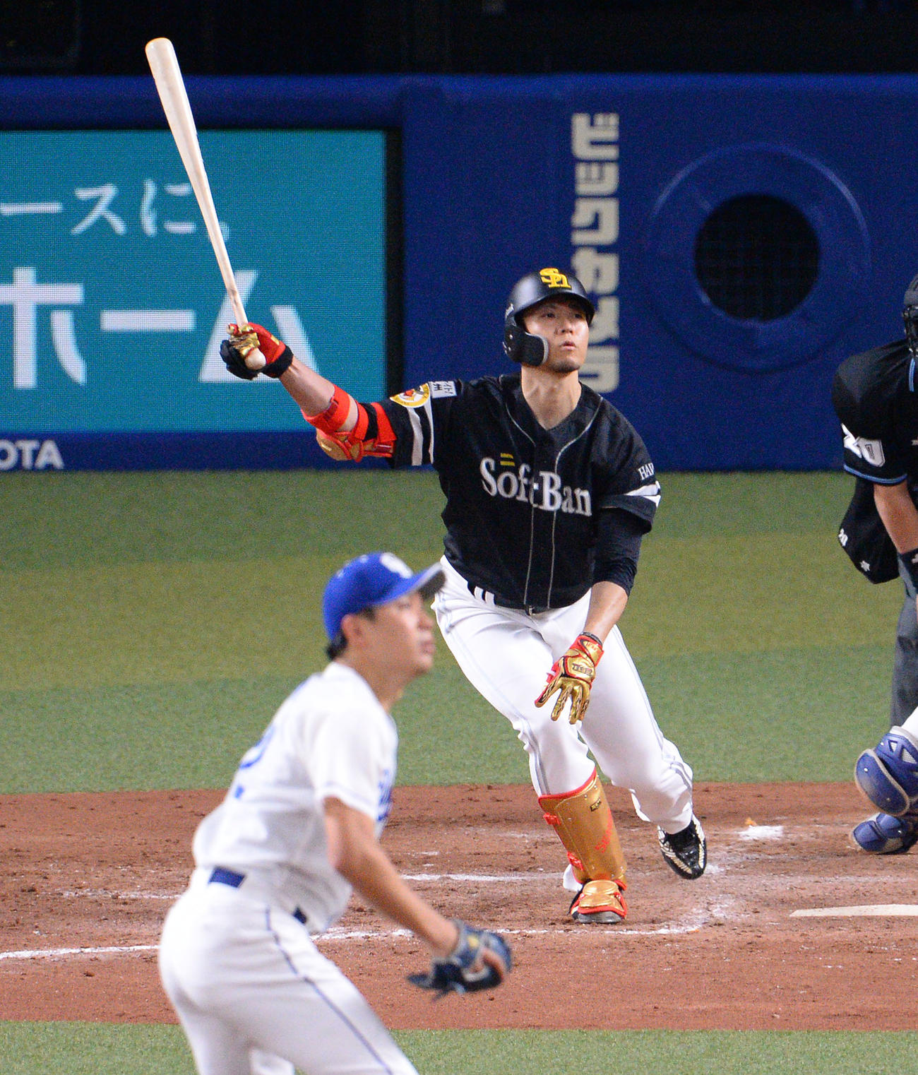 中日対ソフトバンク　4回表ソフトバンク1死二、三塁、左犠飛を放つ千賀（撮影・森本幸一）