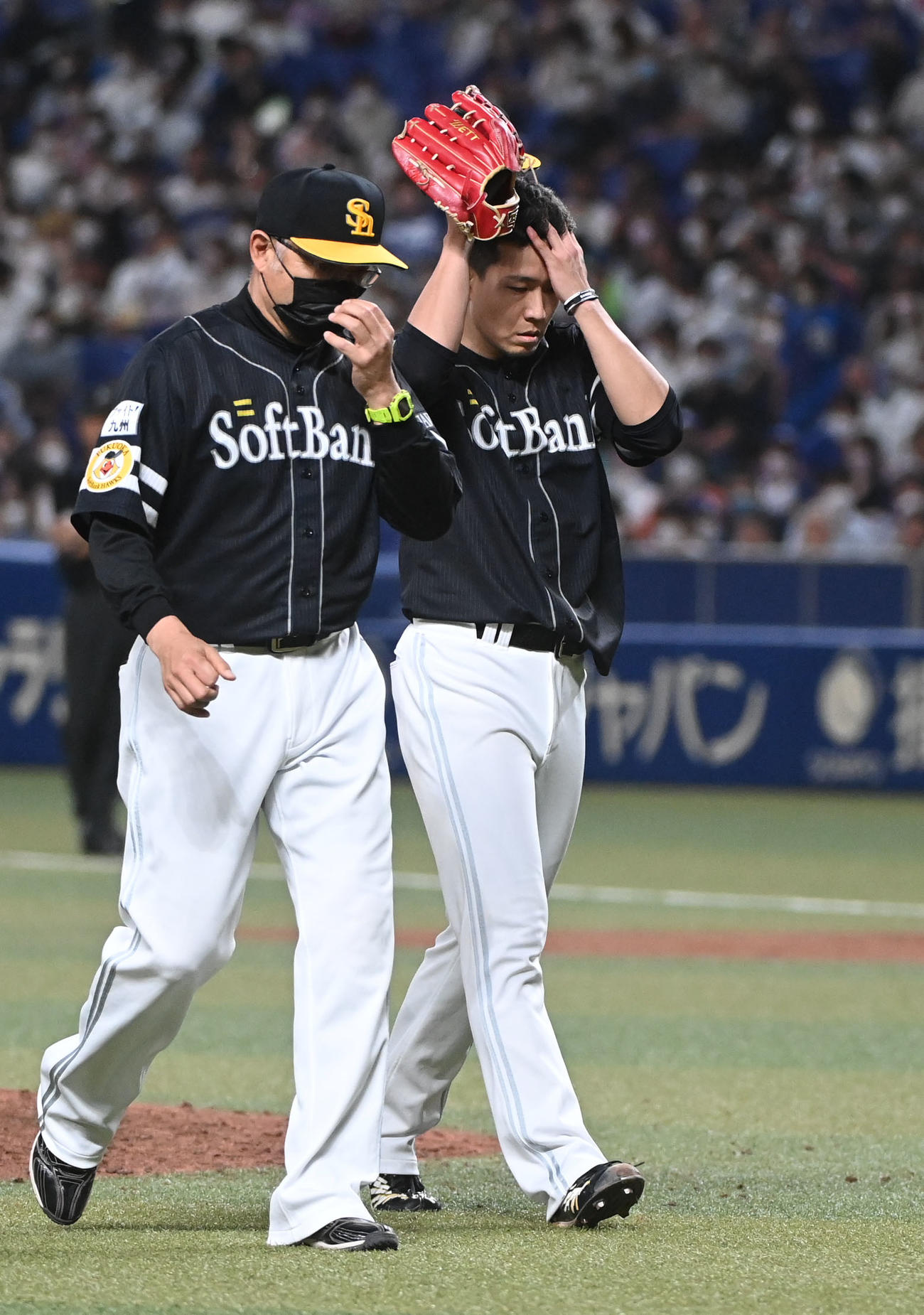 中日対ソフトバンク　6回裏中日1死、体に異変を感じマウンドを降りる千賀（右）（撮影・森本幸一）