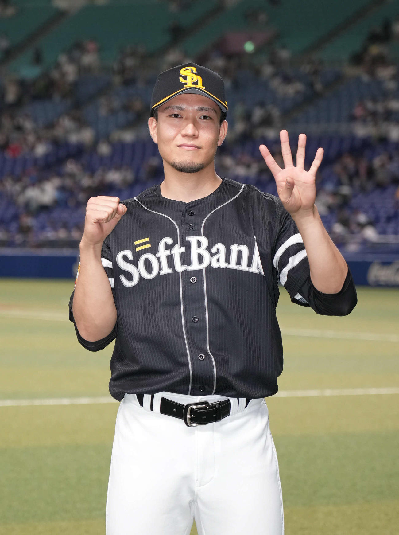 中日対ソフトバンク　ヒーローインタビューを終え、ポーズを決める千賀（撮影・森本幸一）