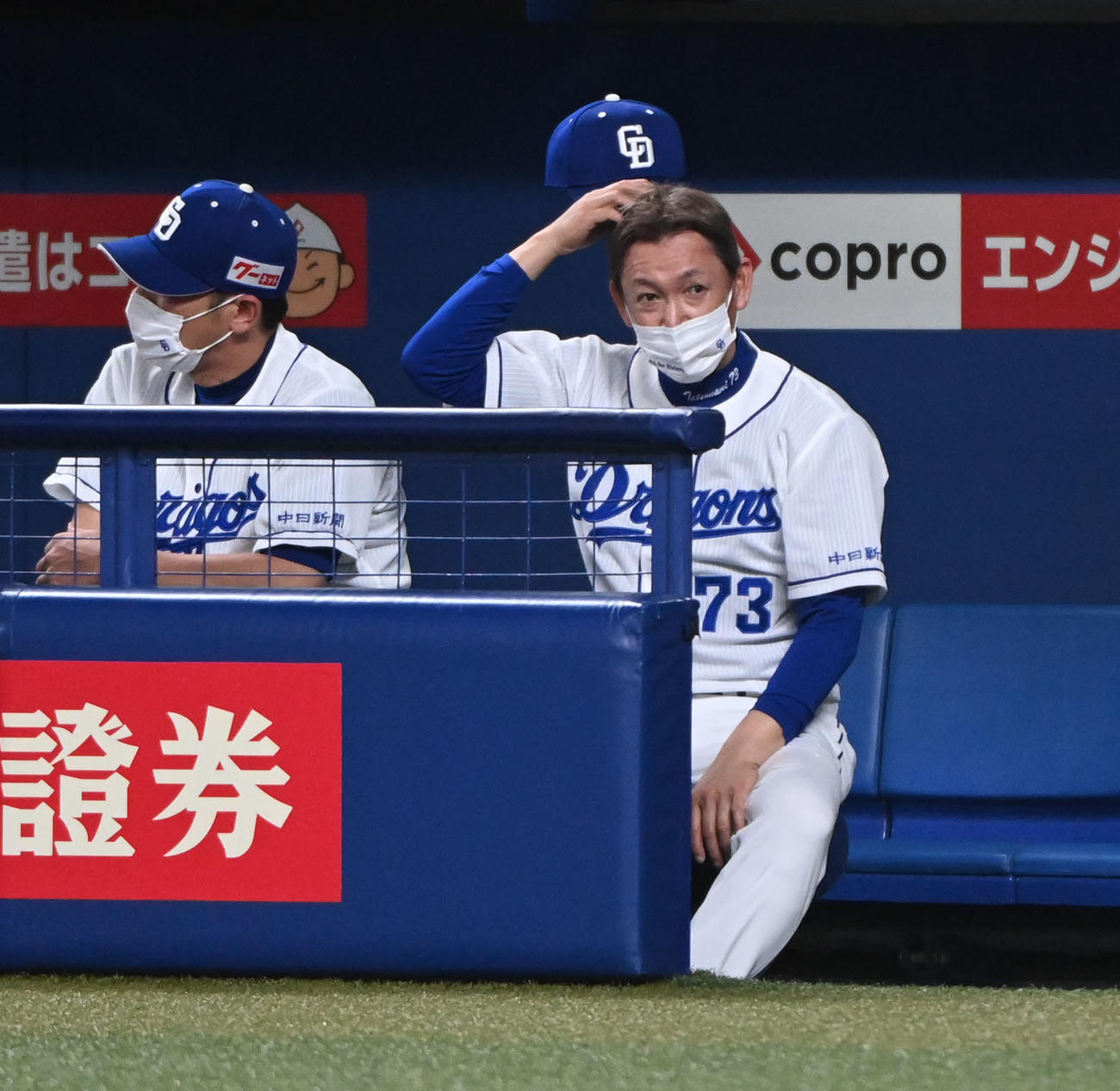 中日対ソフトバンク　8回表、ベンチで頭をかく立浪監督（撮影・森本幸一）