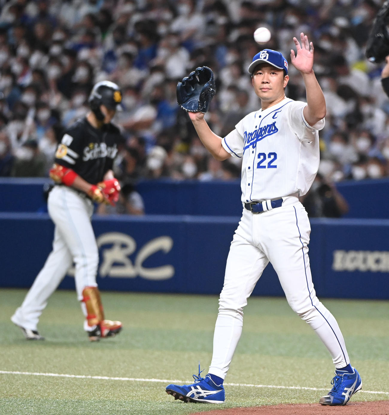 中日対ソフトバンク　4回表ソフトバンク1死二、三塁、千賀（左）に左犠飛を打たれた大野雄（右）（撮影・森本幸一）