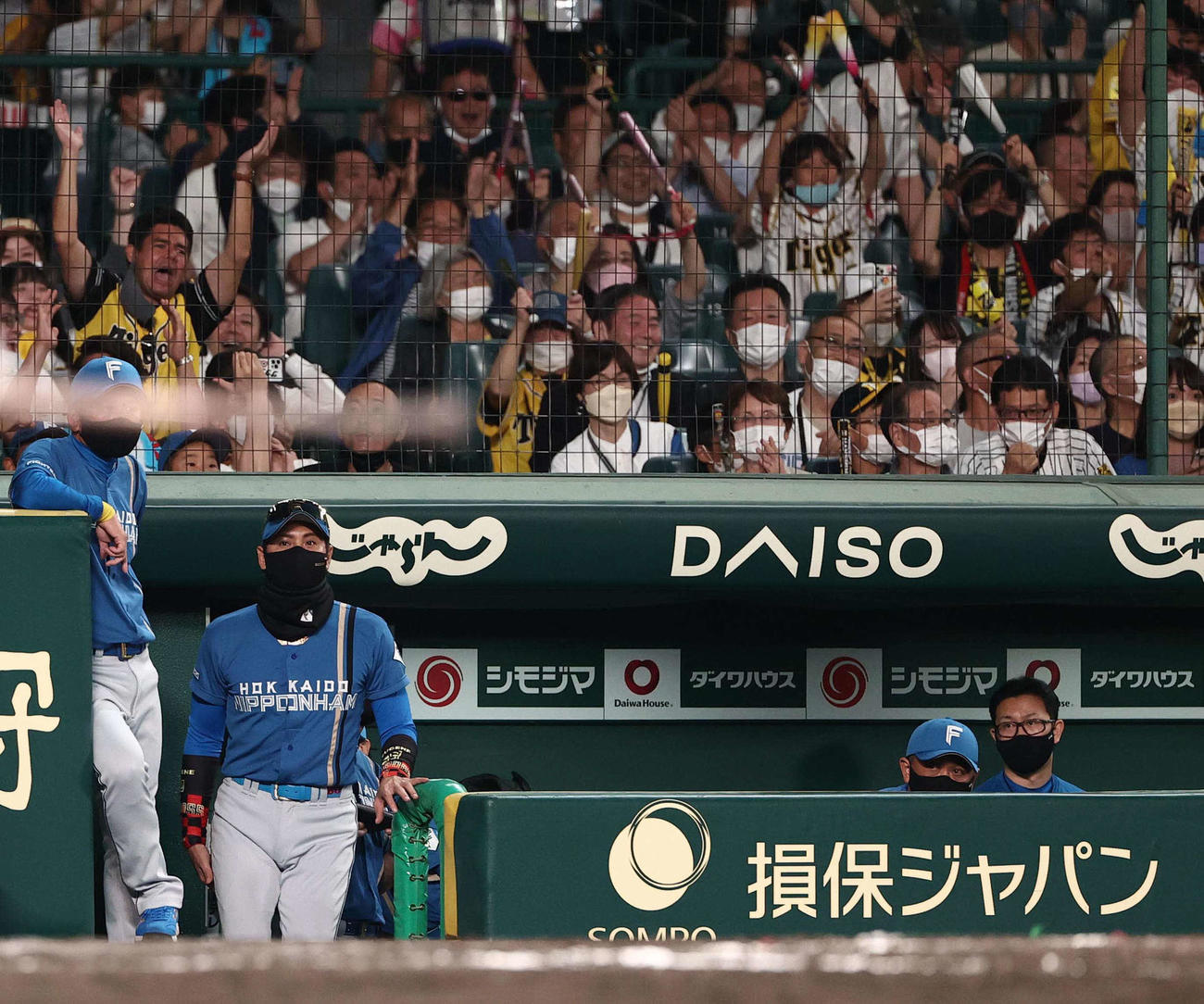 阪神対日本ハム　8回裏阪神1死満塁、島田の押し出し四球で勝ち越しを許し厳しい表情でベンチを出る新庄監督（撮影・上田博志）