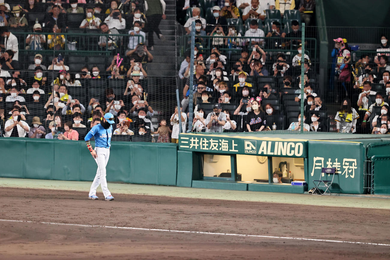 阪神対日本ハム　8回裏阪神1死満塁、新庄監督は投手交代を告げグラウンドでうつむく（撮影・加藤哉）