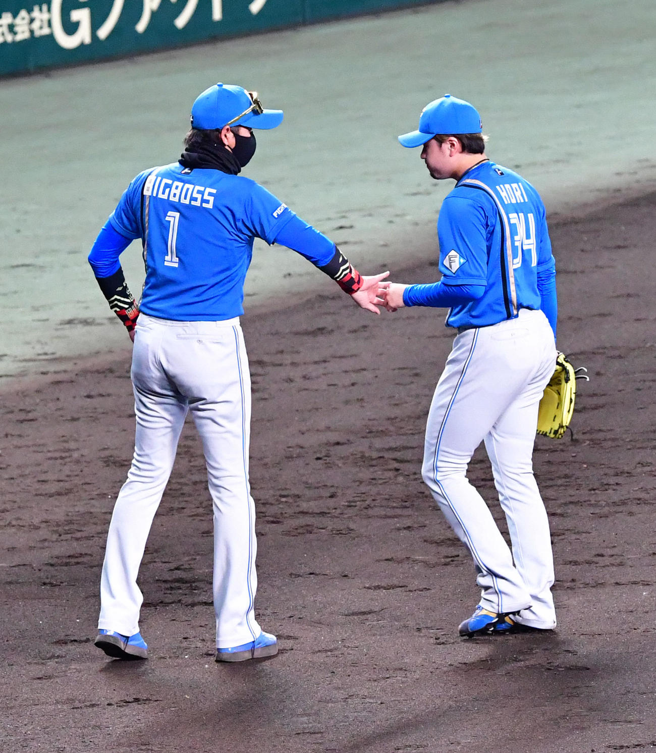 阪神対日本ハム　8回裏阪神1死満塁、勝ち越しとなる押し出しの四球を与え交代する堀（右）を迎える新庄監督（撮影・前岡正明）