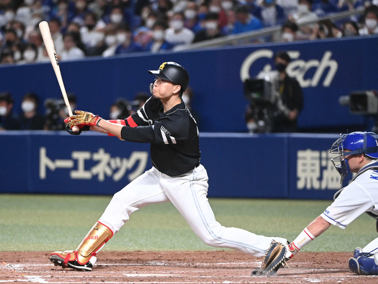 中日対ソフトバンク　4回表ソフトバンク1死二、三塁、左犠飛を放つ千賀（撮影・森本幸一）