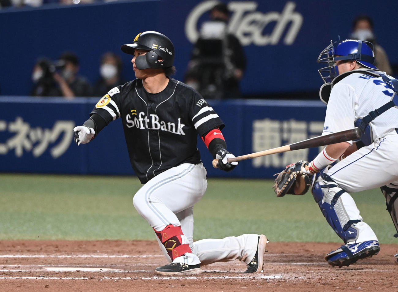 中日対ソフトバンク　8回表ソフトバンク無死一塁、左前安打を放つ今宮（撮影・森本幸一）
