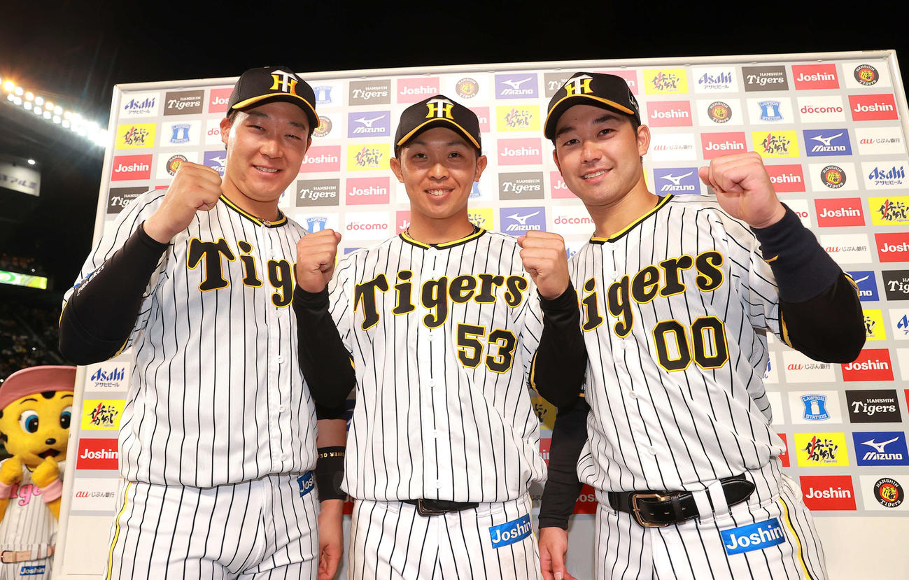 阪神対日本ハム　お立ち台で笑顔を見せる、左から阪神大山悠輔、島田海吏、山本泰寛（代表撮影）
