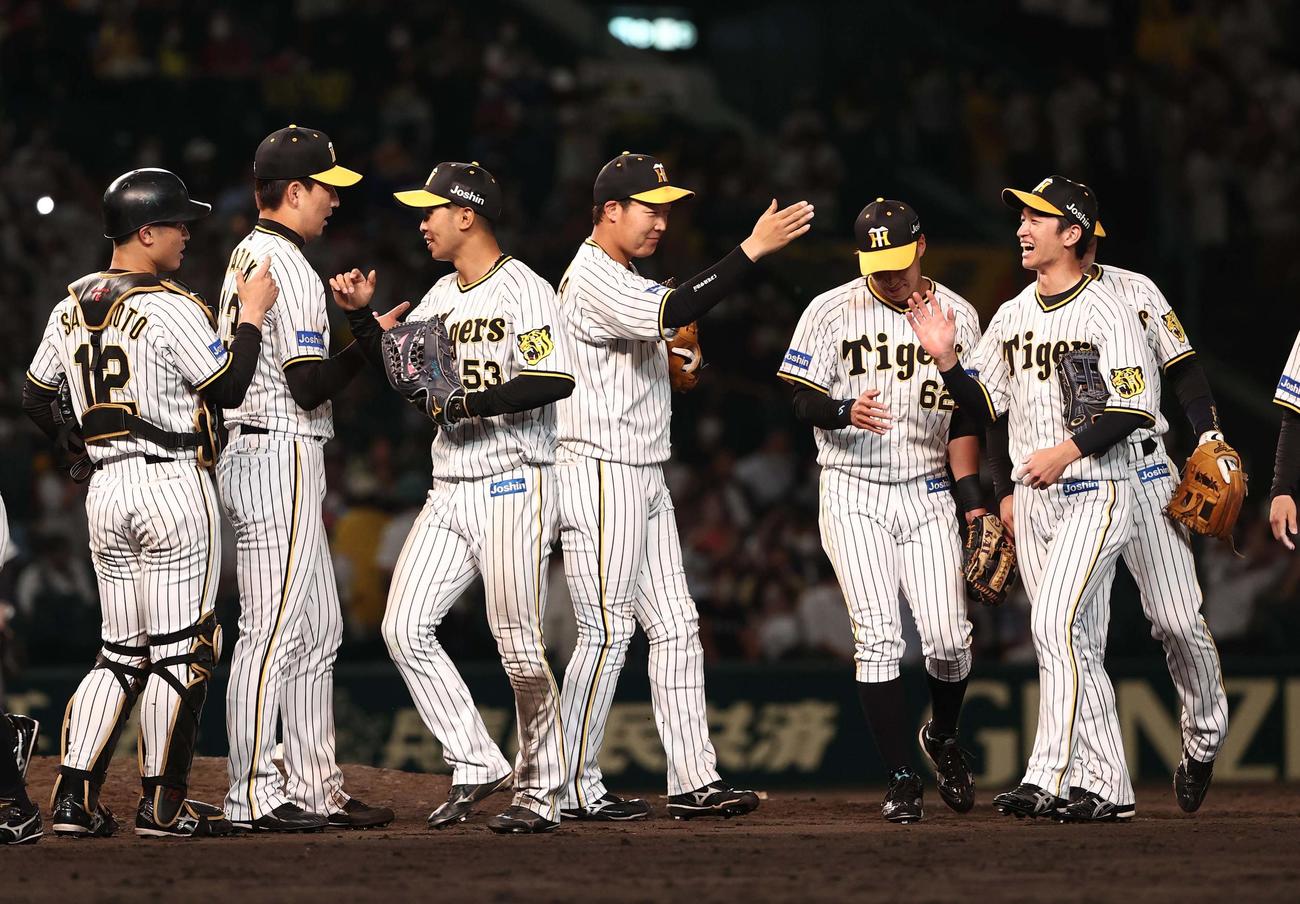 阪神対日本ハム　日本ハムに逆転勝利しハイタッチして喜ぶ大山（中央）ら阪神ナイン（撮影・上田博志）