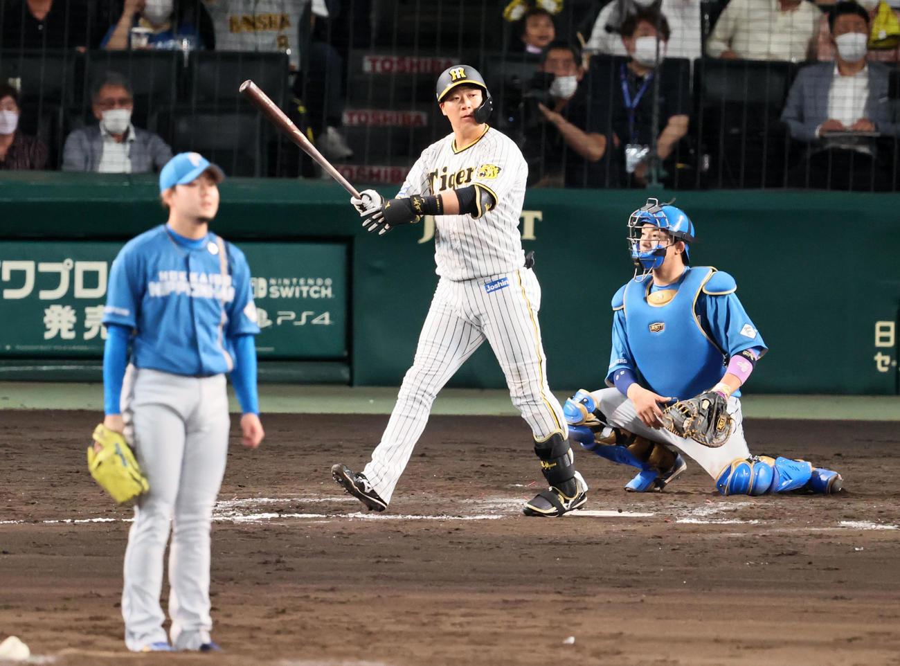 阪神対日本ハム　8回裏阪神1死、大山はこの試合3本目の本塁打を放つ。投手は堀（撮影・加藤哉）