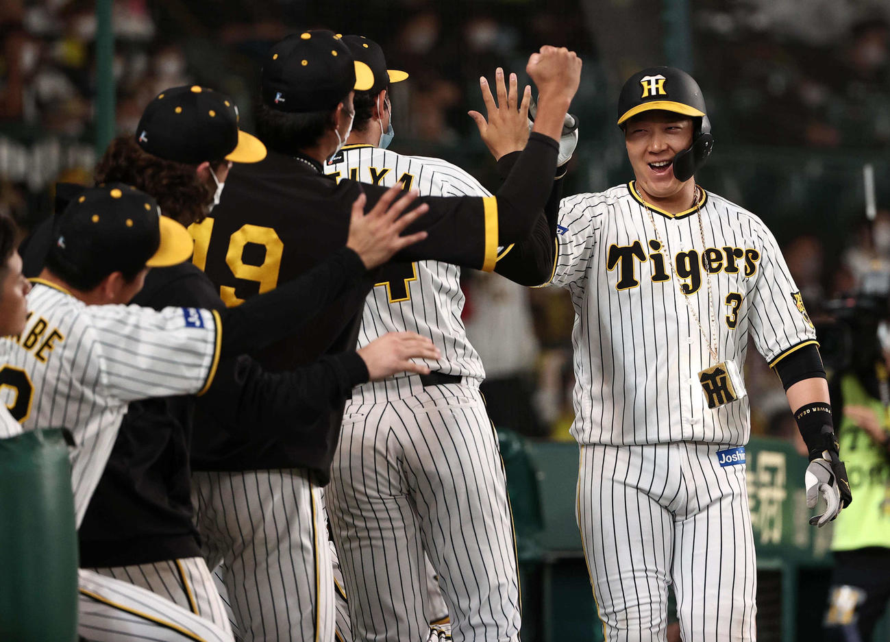 阪神対日本ハム　8回裏阪神1死、大山はこの試合3本目の本塁打を放ち、ナインとハイタッチ（撮影・上田博志）