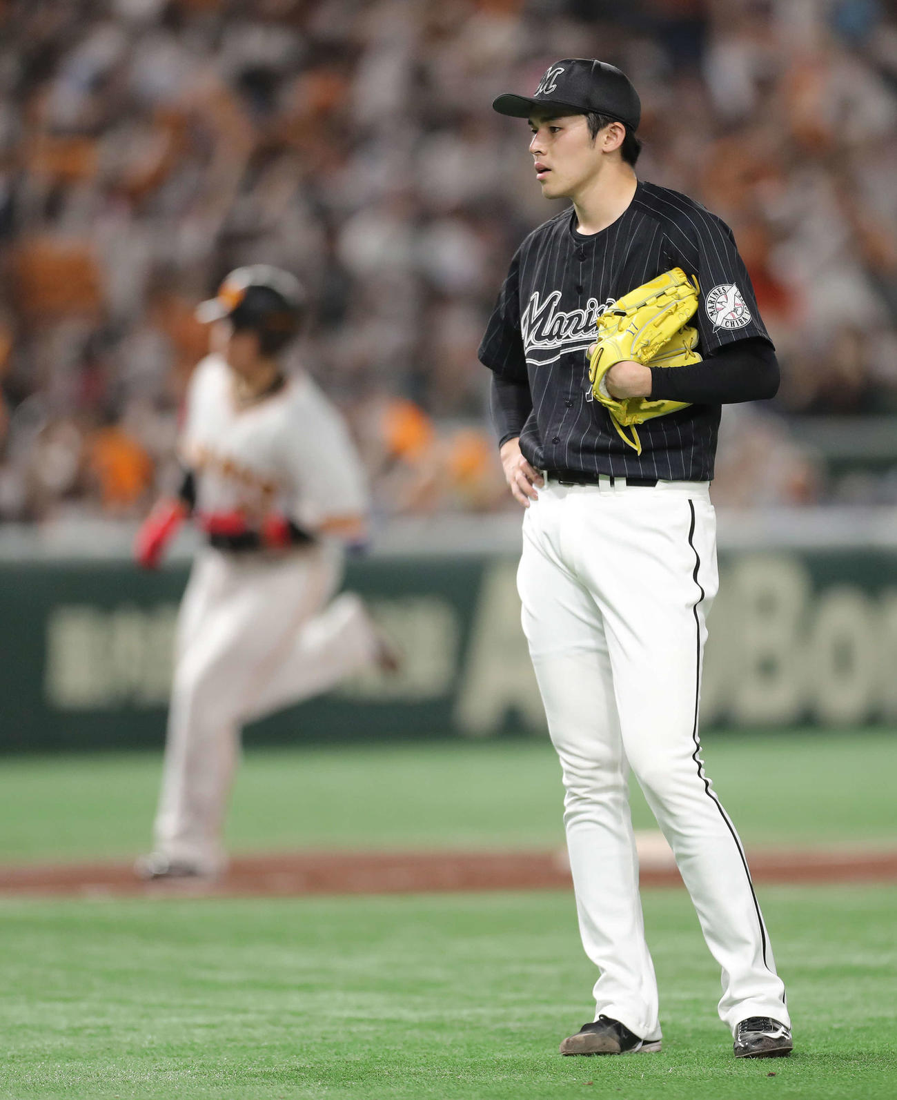 巨人対ロッテ　3回裏巨人1死二塁、岡本和（奥）に右中間2点本塁打を浴びる佐々木朗（撮影・河田真司）