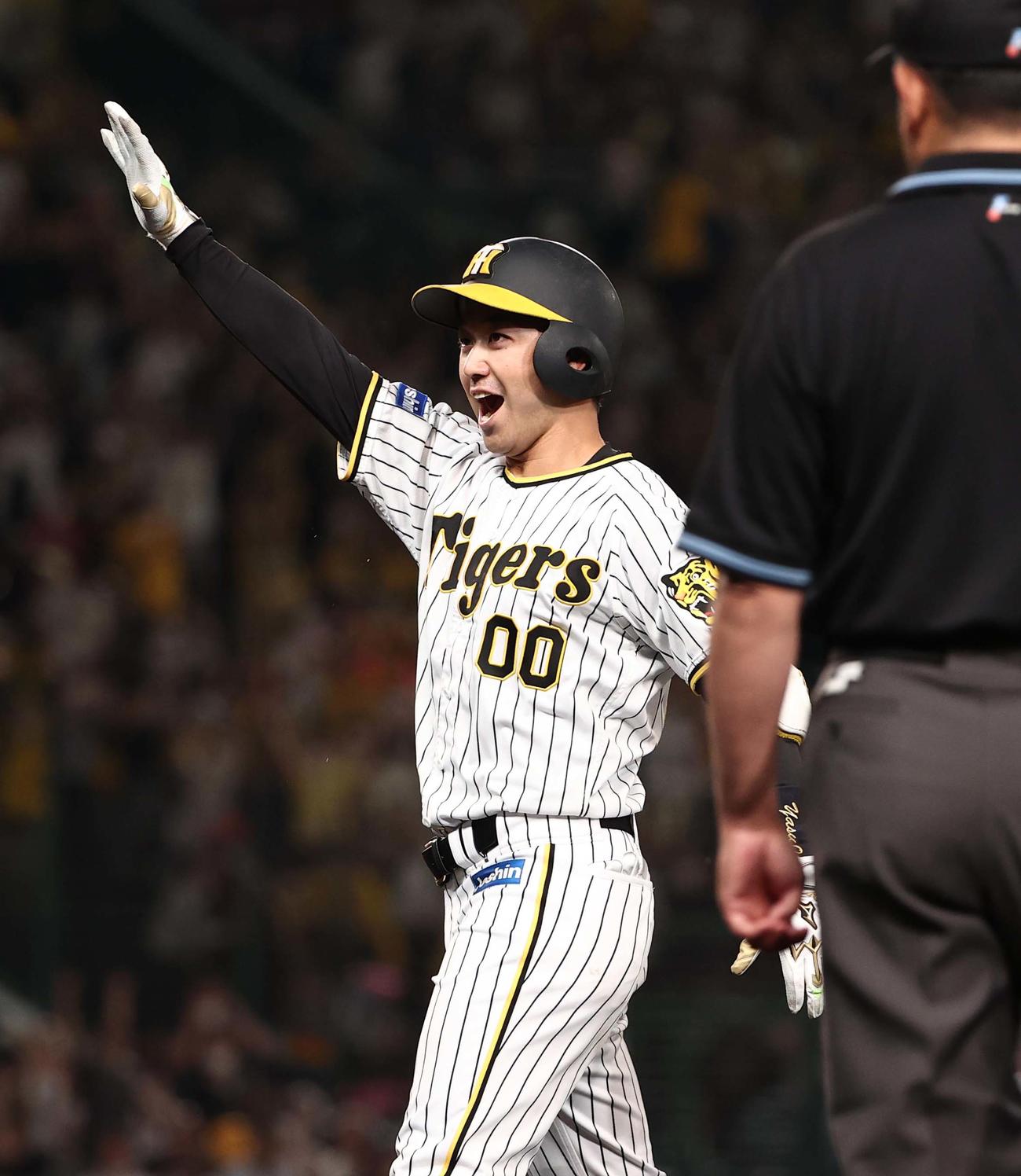 阪神対日本ハム　8回裏阪神1死満塁、山本は右前同点適時打を放ち、ナインにアピールする（撮影・上田博志）