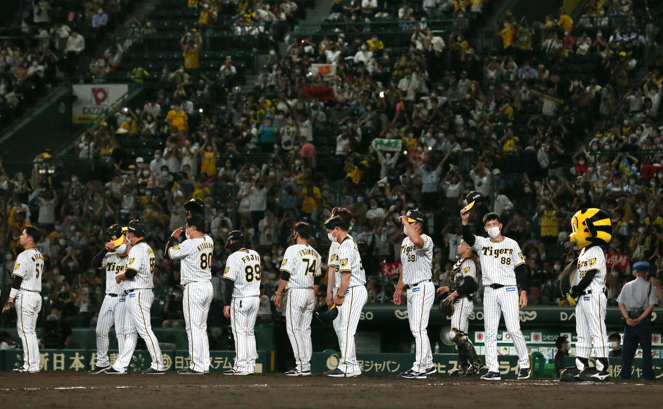阪神対日本ハム　阪神矢野監督（右）は日本ハムに逆転勝利し、スタンドのファンにあいさつする（撮影・上山淳一）