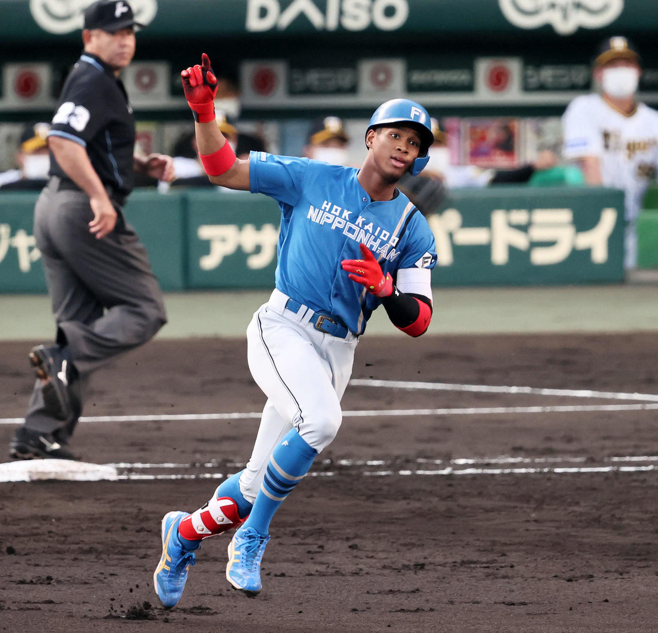 阪神対日本ハム　3回表日本ハム無死、万波は左越え本塁打を放つ（撮影・加藤哉）