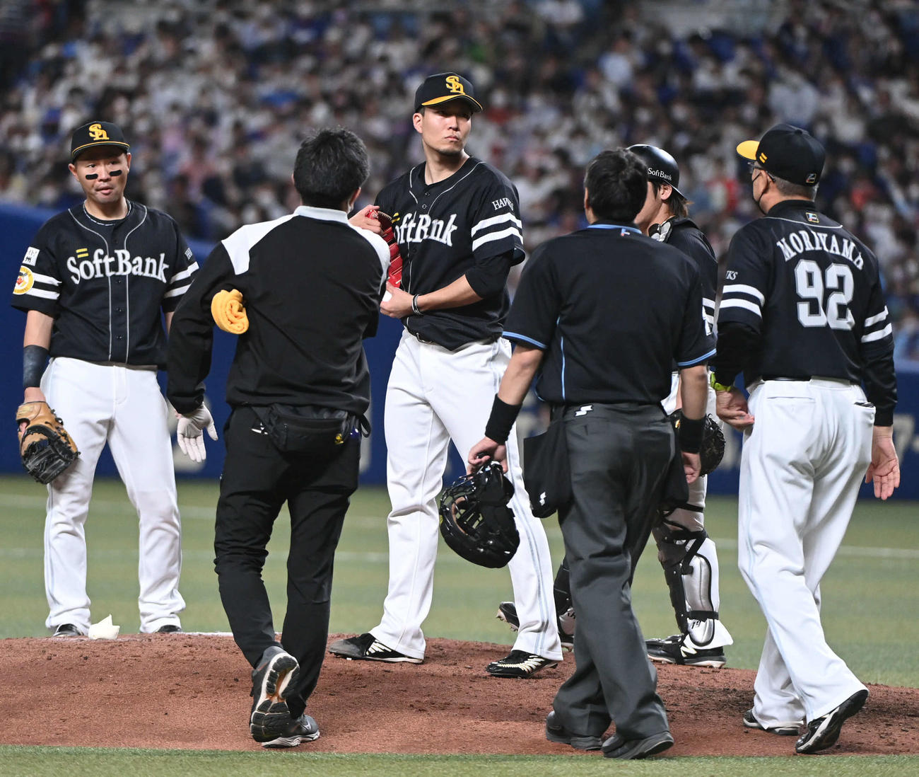 中日対ソフトバンク　6回裏中日1死、体の違和感を訴えマウンドを降りる千賀（中央）（撮影・森本幸一）