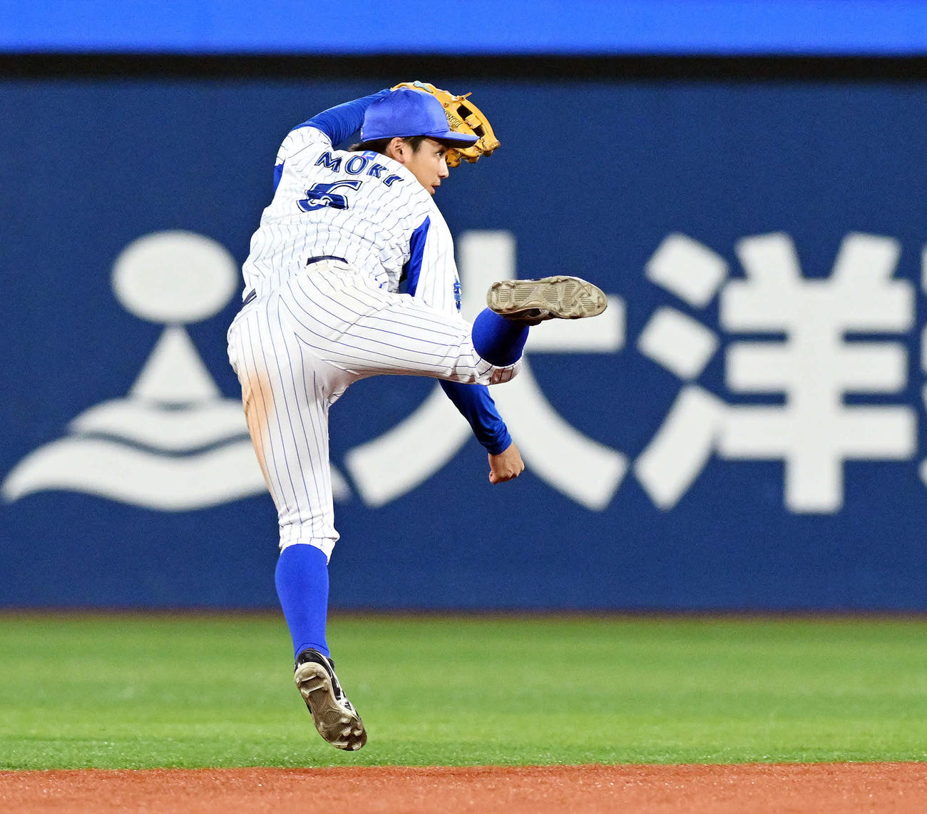 DeNA対楽天　8回表楽天1死、浅村の打球をさばく遊撃手森（撮影・滝沢徹郎）