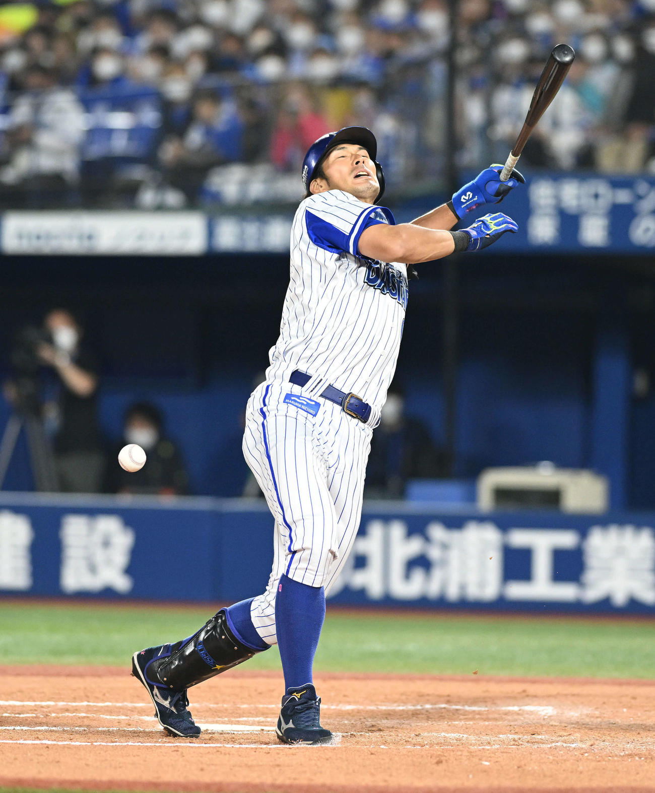 DeNA対楽天　7回裏DeNA1死二塁、死球を受ける代打大田（撮影・滝沢徹郎）