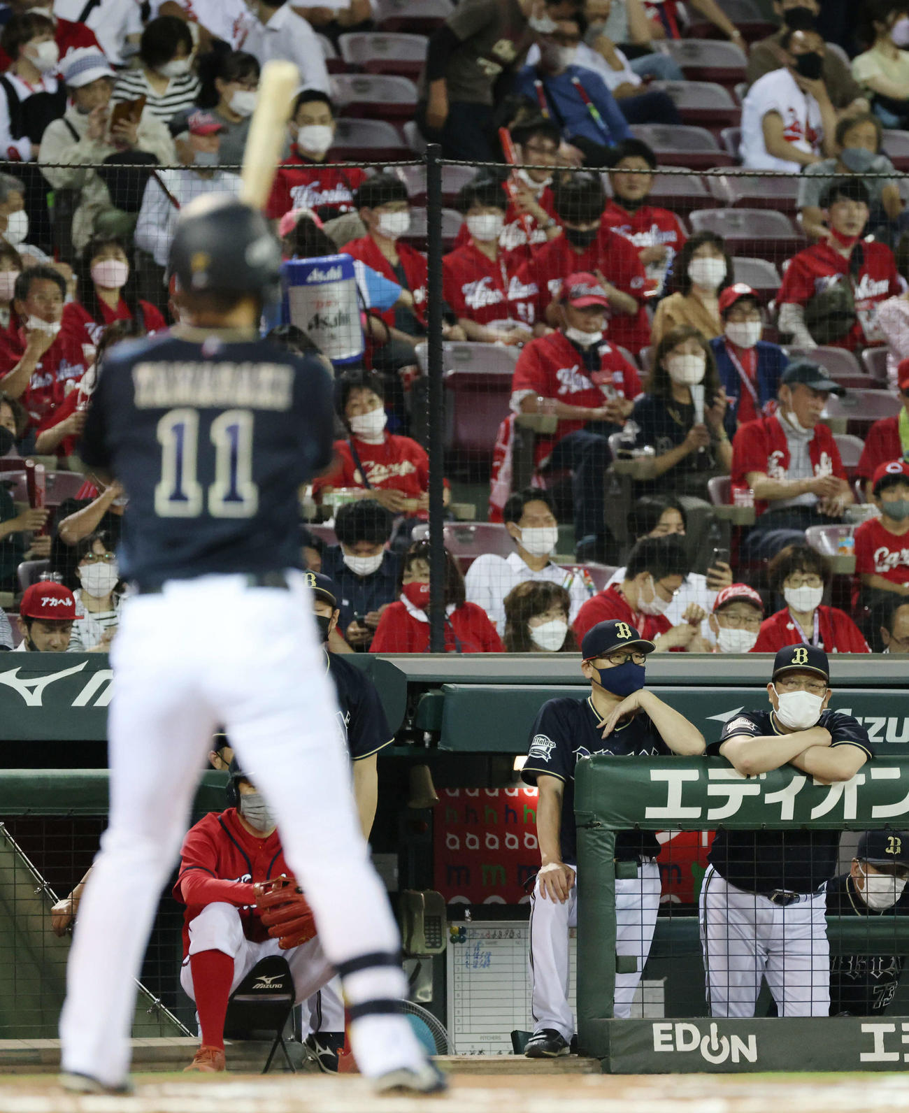 交流戦広島対オリックス　6回表オリックス2死、打席に立つ山崎福とベンチの中嶋監督（右から2人目）（撮影・加藤孝規）