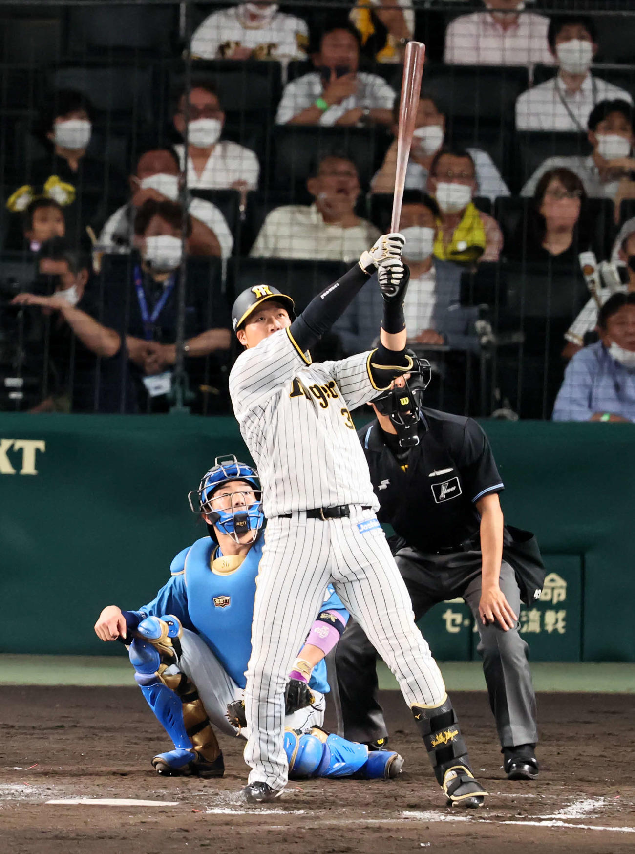 阪神対日本ハム　8回裏阪神1死、大山は左越えソロ本塁打を放つ（撮影・加藤哉）