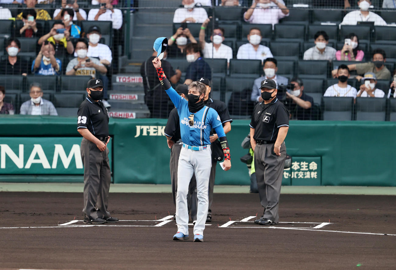 阪神対日本ハム　メンバー表交換を終えファンにあいさつする新庄監督（撮影・加藤哉）