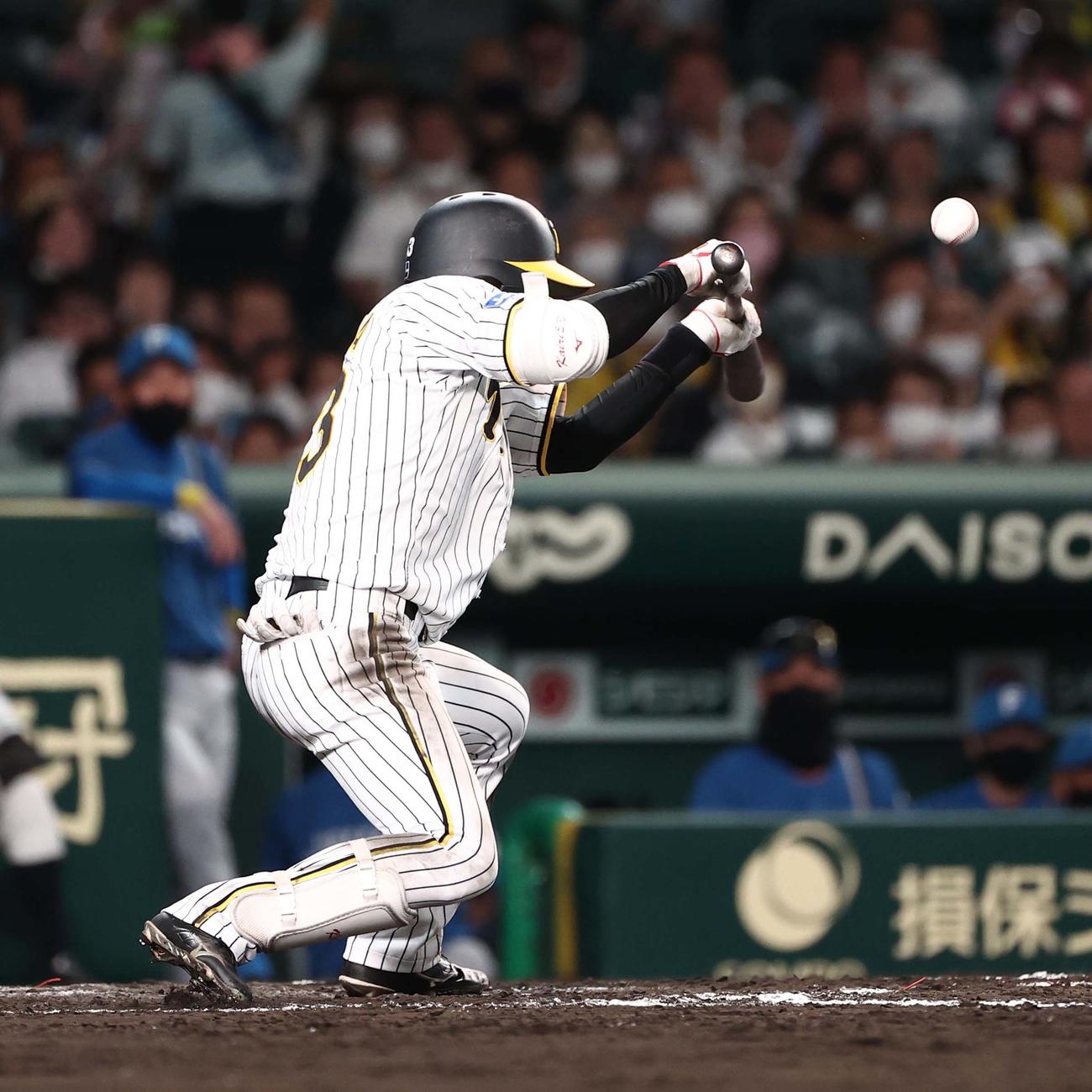 阪神対日本ハム　8回裏阪神1死満塁、スクイズに失敗する島田（撮影・上田博志）
