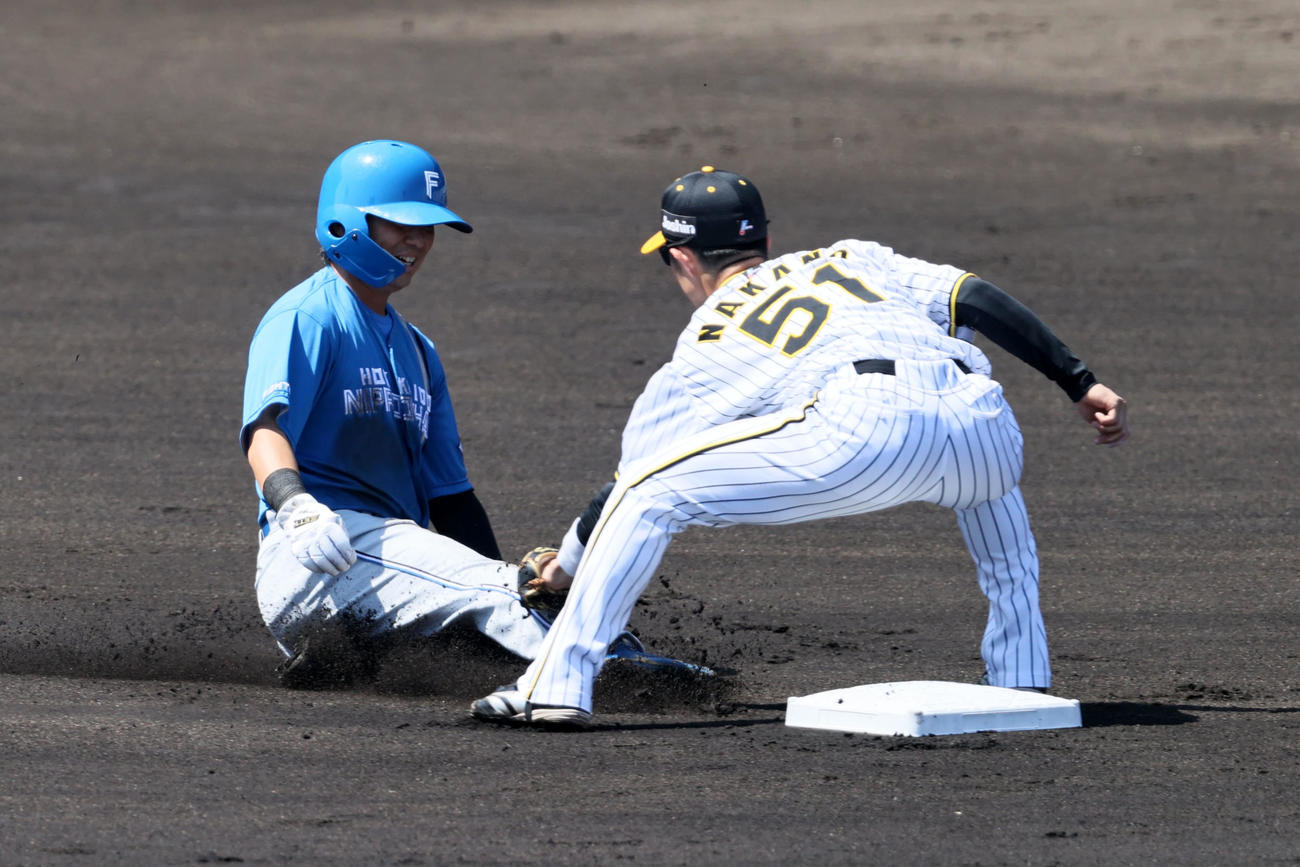 阪神対日本ハム　1回表日本ハム1死一塁、打者清宮のとき一塁走者上川畑は二塁盗塁失敗。野手は中野（撮影・加藤哉）
