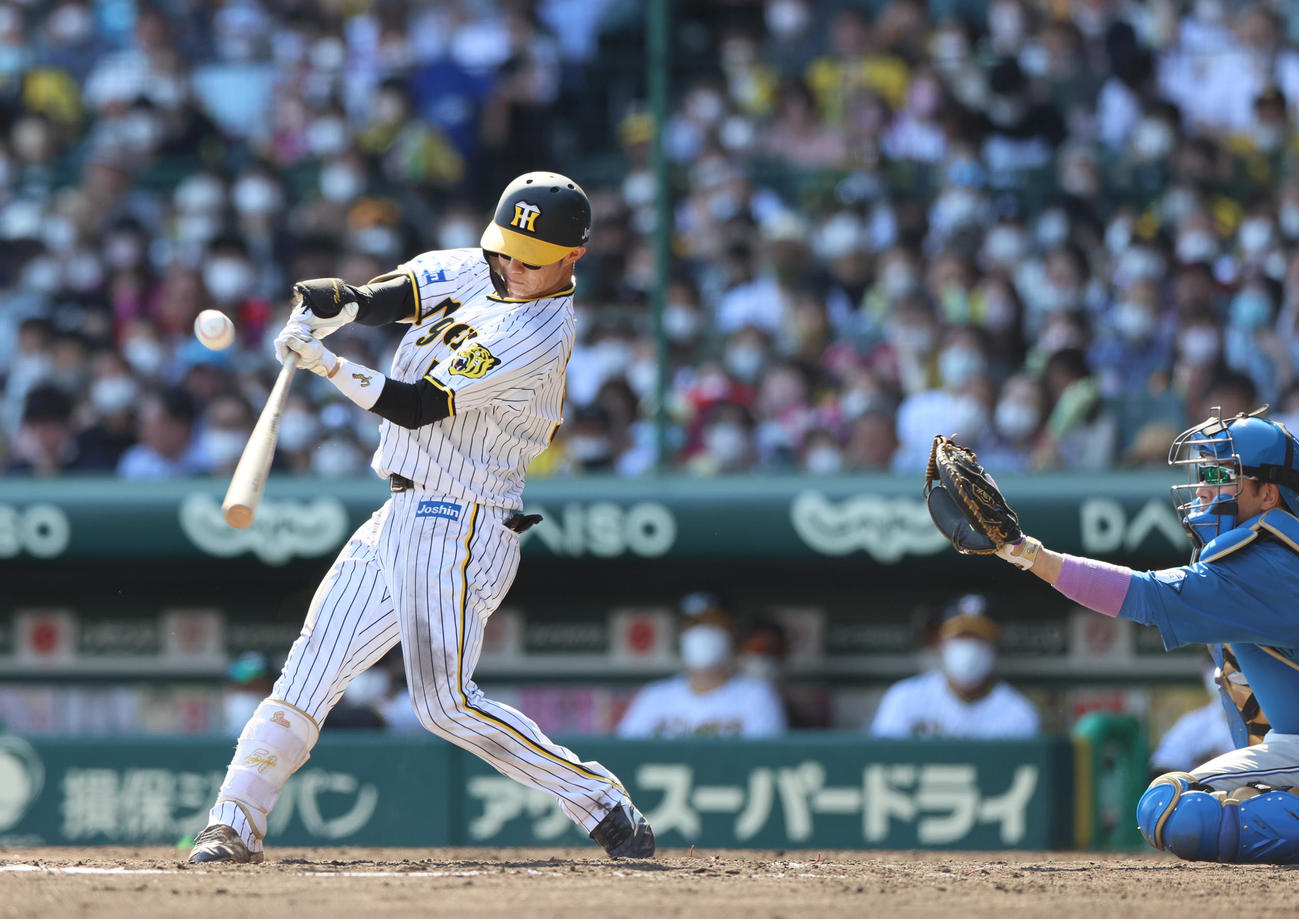 阪神対日本ハム　5回裏阪神2死一、二塁、中野は左前適時打を放つ（撮影・上山淳一）