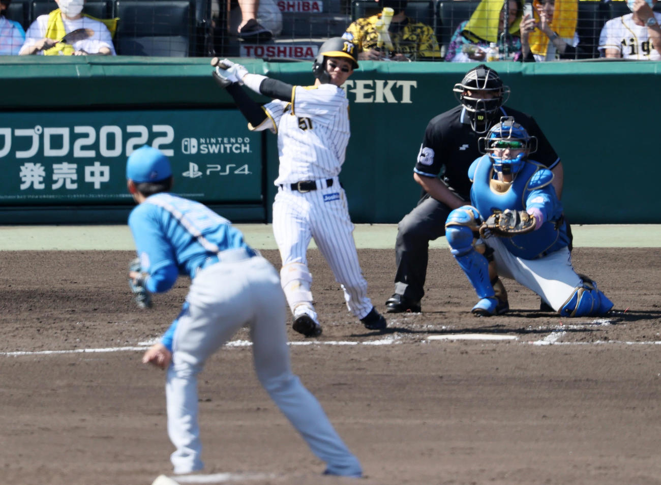 阪神対日本ハム　4回裏阪神1死、中野は中前打を放つ。投手は杉浦（撮影・加藤哉）