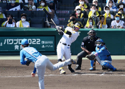阪神対日本ハム　4回裏阪神1死一塁、佐藤輝は中前打を放つ。投手は杉浦（撮影・加藤哉）