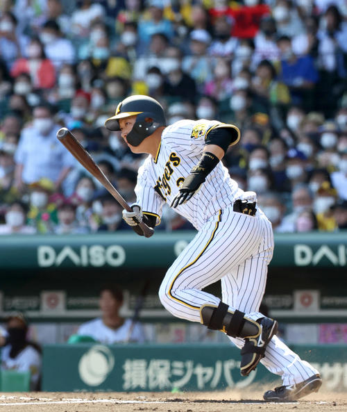 阪神対日本ハム　4回裏阪神2死一、三塁、大山は先制の左前適時打を放つ（撮影・上山淳一）