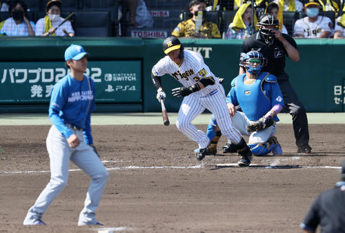 阪神対日本ハム　４回裏阪神2死一、三塁、大山は左前適時打を放つ。投手は杉浦（撮影・加藤哉）