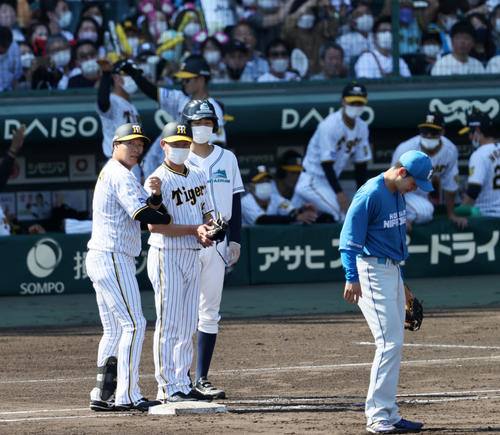 阪神対日本ハム　4回裏阪神2死一、三塁、大山は左前適時打を放つ。右は一塁手清宮（撮影・加藤哉）