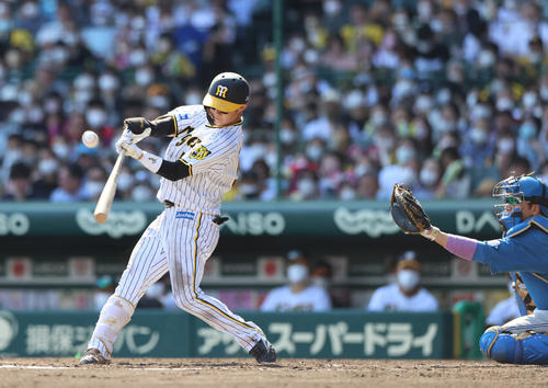 阪神対日本ハム　5回裏阪神2死一、二塁、中野は左前適時打を放つ（撮影・上山淳一）