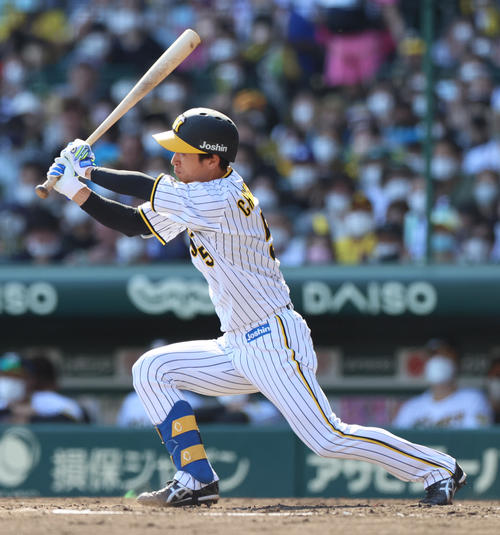 阪神対日本ハム　5回裏阪神2死二、三塁、近本は右前適時打を放つ（撮影・上山淳一）