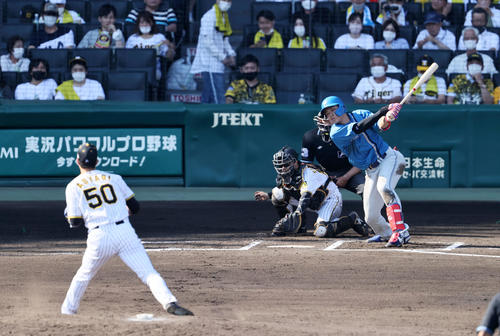 阪神対日本ハム　6回表日本ハム2死一塁、野村は三振に倒れる。投手は青柳（撮影・加藤哉）