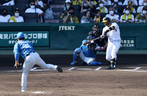 阪神対日本ハム　6回裏阪神無死、大山は左線に二塁打を放つ。投手は古川（撮影・加藤哉）