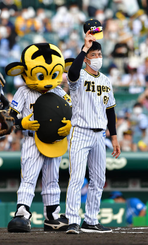 阪神対日本ハム　ファンに勝利の報告をする矢野監督（撮影・前岡正明）