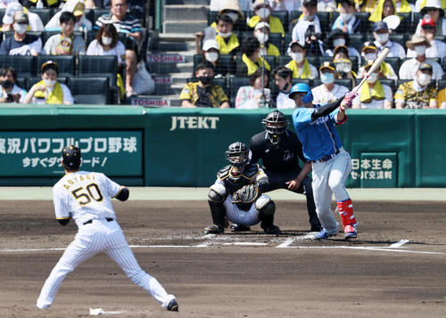 阪神対日本ハム　2回表日本ハム無死、野村は中前打を放つ。投手は青柳（撮影・加藤哉）