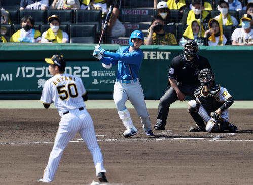 阪神対日本ハム　4回表日本ハム1死、清宮は右越え二塁打を放つ。投手は青柳（撮影・加藤哉）