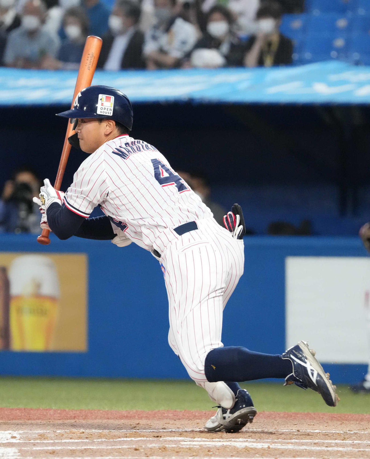 ヤクルト対西武　2回裏ヤクルト2死、丸山和はプロ初安打を中前に放つ（撮影・小沢裕）