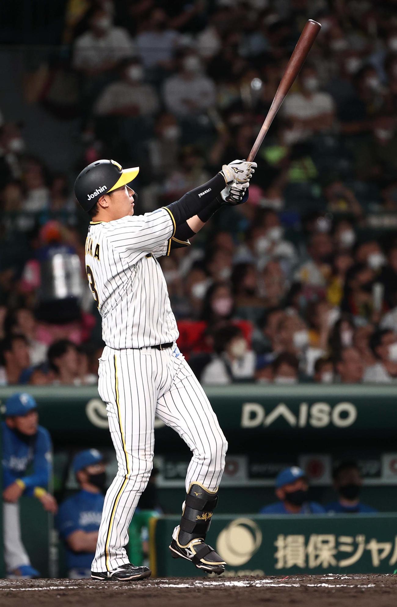 阪神対日本ハム　8回裏阪神1死、大山は左越え本塁打を放つ（撮影・上田博志）