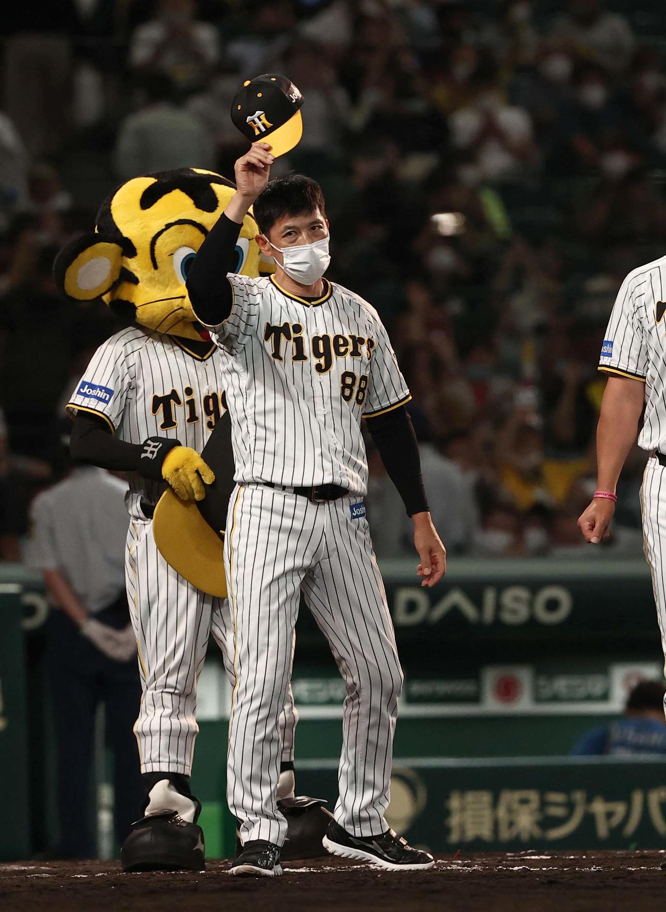 阪神対日本ハム　日本ハムに逆転勝利しファンの拍手に帽子を上げて応える矢野監督（撮影・上田博志）