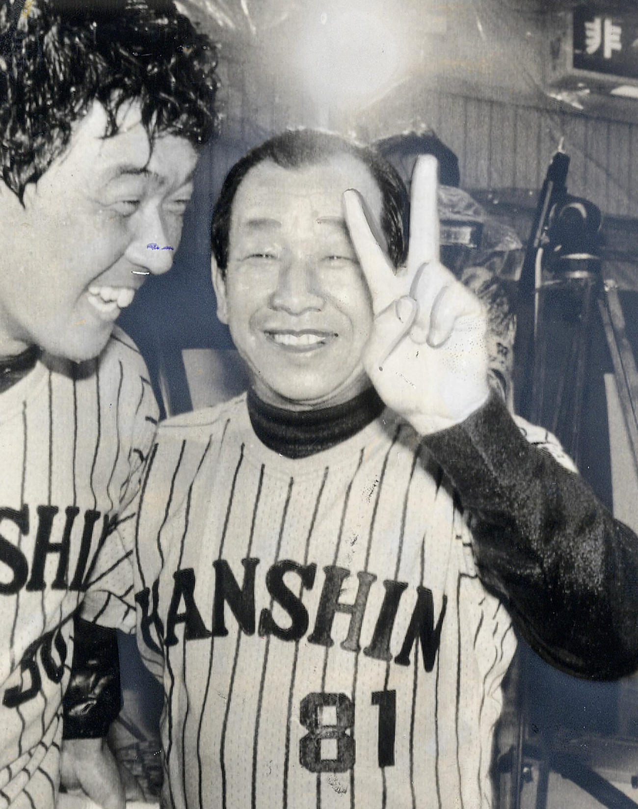 85年11月2日、日本シリーズの祝勝会で日本一のピースサインを見せる吉田監督