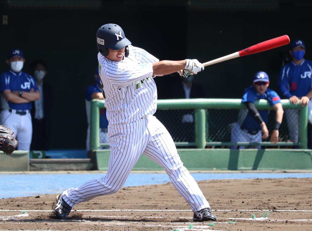 日本通運対JR千葉　1回裏日本通運1死一、二塁左前へ先制適時打を放つ北川利生外野手（撮影・阿部泰斉）